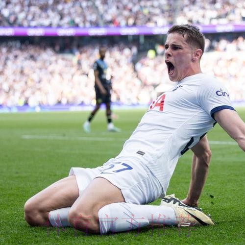 记者：皇马关注范德文 但热刺不准备在冬窗出售